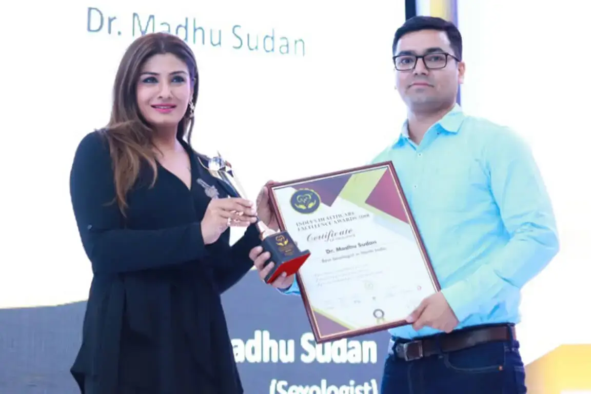 Dr. Madhu Sudan Rewarded with India's Excellence Award by Raveena Tandon