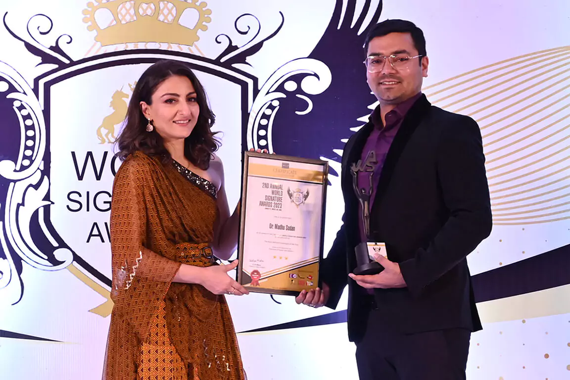 Madhu Sudan Received the 2nd Annual World Signature Award by Soha ali khan